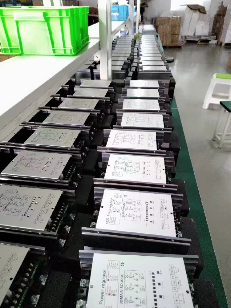 电力调解器的自顺应控制战略是怎样应对情形转变和参数不确定性的？？？？？？