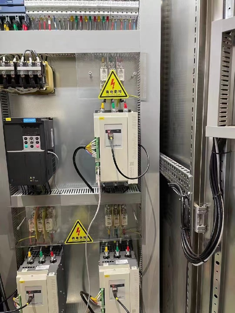 在医疗装备中使用电力调解器，，需要重点关注哪些特殊的清静标准？？？？？？