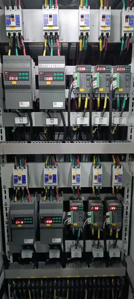 电力调解器在微电网系统中，，，，，，怎样协调差别能源发电单位的电力输出？？？