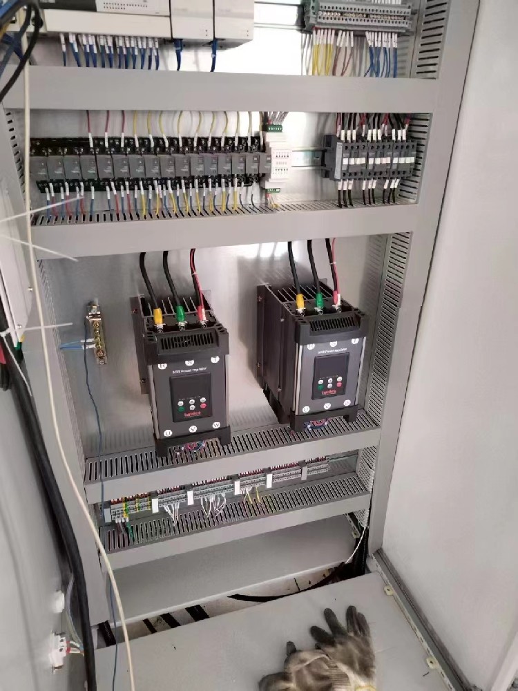 电力调解器在运行中误触紧迫阻止按钮，，，，，，恢复正常运行需要举行哪些操作和检查？？